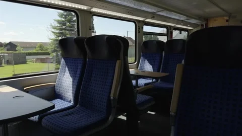 Gemuetliche Zugfahrt mit der Eisenbahn durch Bayern mit komfortablen 스톡 동영상 340892458