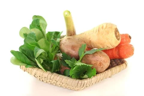 Gemüse im Korb Feldsalat, Wurzelpetersilie, Champignons, Möhren, Petersili. Stock Photos