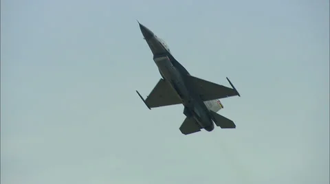 Gen Dynamics F-16 Fighting Falcon Slow Flight Vídeo Stock 56359827