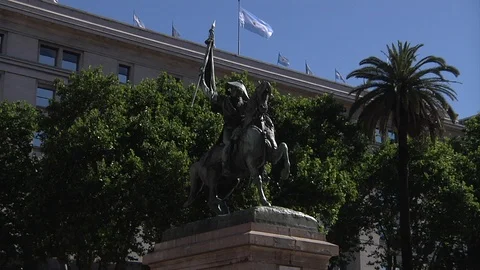 General Belgrano monument in front of Casa Rosada at Buenos Aires Video stock 101941011