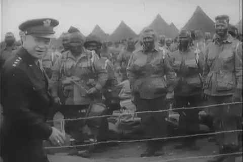 General Dwight D. Eisenhower speaks to battle-equipped paratroopers - 1940 스톡 동영상 103714541