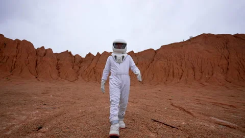 General plan of the astronaut following the red planet Video stock 220103294