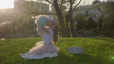 General plan mom and daughter in the park in the summer Vídeos de archivo 166323627