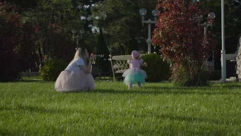 General plan mom and daughter in the park in the summer 스톡 동영상 166323654