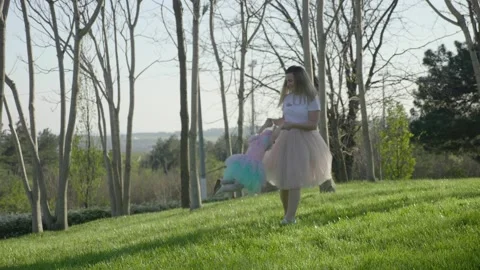 General plan mom and daughter on a walk Vídeos de archivo 166323681