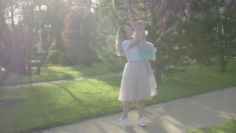 General plan mom and daughter in the park in the summer Vídeos de archivo 166323683