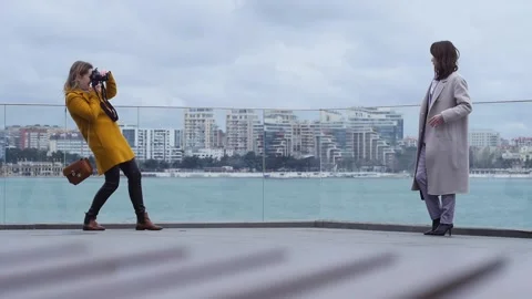 General plan photographer and model posing Vídeos de archivo 150172035