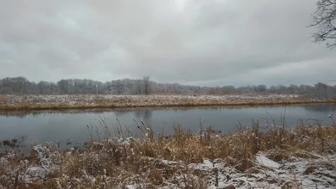 General plan of a small winter lake and forest in the background. Vídeos de archivo 123139059