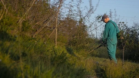 General plan of a young man mowing the lawn in a suburban area Vídeos de archivo 129185430