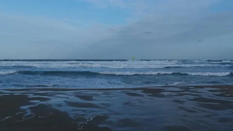 General shot of a beach practicing windsurfing 库存影片 232952837