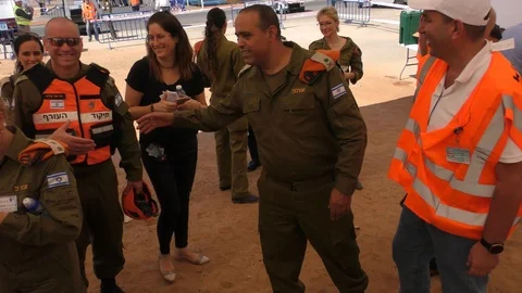 General Tamir Yadai, commander of the IDF's Home Front Command shaking hands Stockbeeldmateriaal 116791653