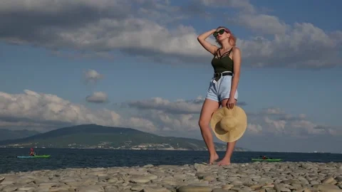 General view of a beautiful young girl  on the beach Vídeos de archivo 135836341