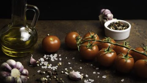 General view of cherry tomatoes, garlic, pepper mixture, edible sea salt, a 库存照片