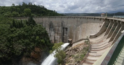 General view of dam ejecting water at high pressure. Hydroelectric dam Stockbeeldmateriaal 118998256