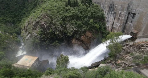 General view of dam ejecting water at high pressure form pipes 스톡 동영상 118998598
