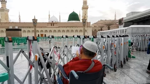 General view of an elderly Muslim man makes supplications at Nabawi Mosque Stock-Footage 274459499