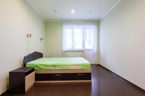 General view of an empty bedroom in a one-room apartment Foto stock