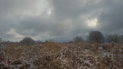 General view of a field covered with snow on a cloudy day Vídeos de archivo 122798571