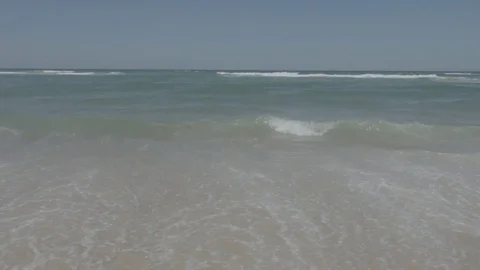 General view of the ocean from the beach Video stock 79547939