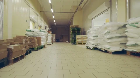 General view of the warehouse with boxes and furniture. moving between palettes Vídeos de archivo 111208572