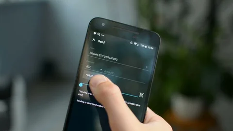 Generating mainnet Bitcoin transaction on mobile phone app 스톡 동영상 94078633