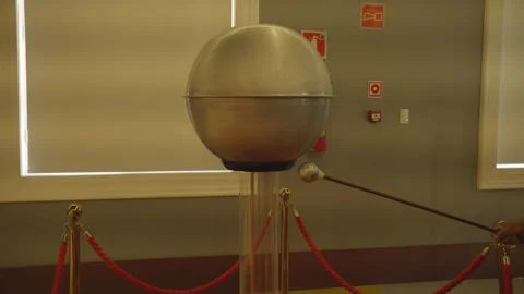 Generating static electricity in an aluminum sphere, experiment  Видео 319208331
