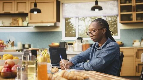 Generative artificial intelligence used by self-employed worker telecommuting Stock-Fotos