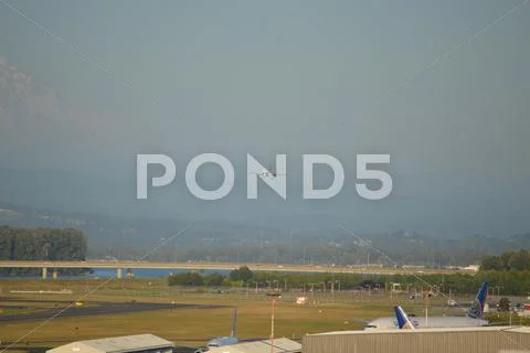 Generic Airliner approaching Portland Airport Stock Photos
