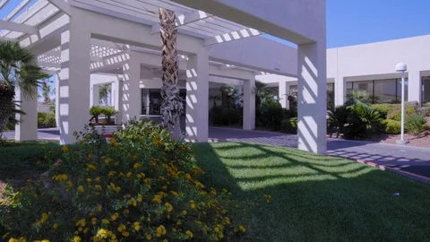GENERIC OFFICE COMPLEX DRIVEWAY AND ENTRY.  LOCK OFF, NO PEOPLE. 動画素材 116913248
