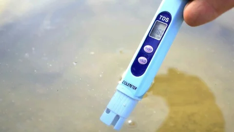 Generic Salinity Meter. Hand holding steadily  Marine Salt test. Vídeos de archivo 117369886