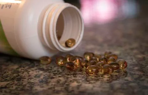 Generic Vitamins Spill From Bottle Stockfoto's