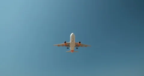 GENEVA, AUGUST 2018 : « EASYJET » Landing airplane - 4K PRORES HQ Stock Footage 93585448