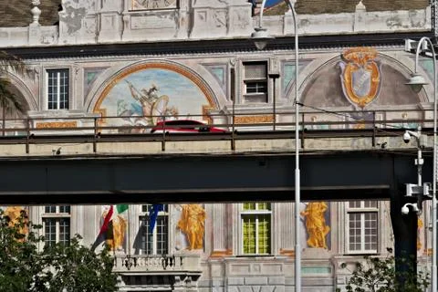 Genoa. The elevated road and in the background Palazzo San Giorg Foto stock