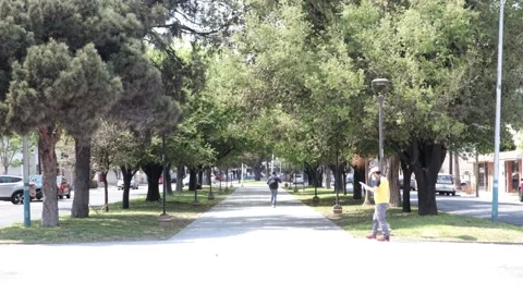 Gente caminando en parque 動画素材 159727142