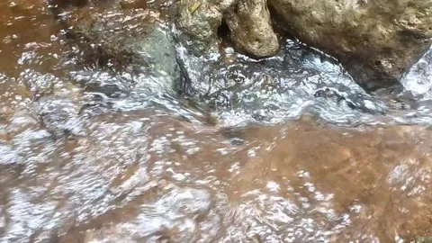 Gentle Cascade Among the Rocks Vidéo 332917421