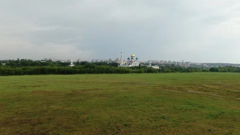 Gentle drone ascent above fields toward monastery 库存影片 323974596