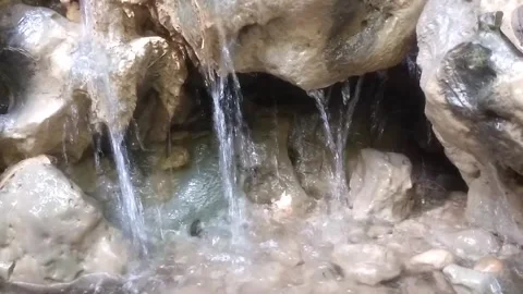 The Gentle Flow of a Rocky Spring 库存影片 333051364