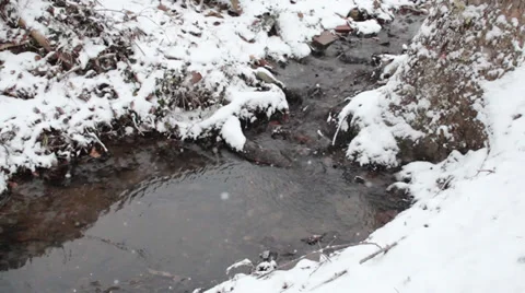 Gentle icy creek in the winter Video stock 34368745