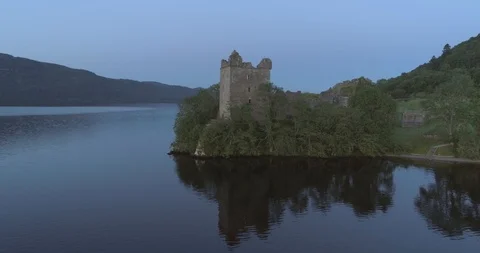 Gentle low angle aerial of main Urquhart Castle tower looking out over Loch Ness 스톡 동영상 112002167