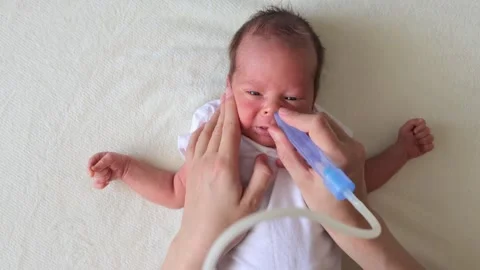 Gentle mom using suction instrument to treat her baby’s flu clearing her Vídeo Stock 291417511