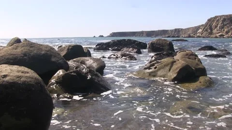 Gentle ocean tide on the rocks Video stock 41760524