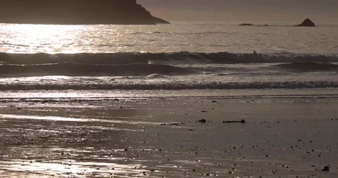 Gentle ocean waves break on a sandy beach in Oregon 库存影片 251501424