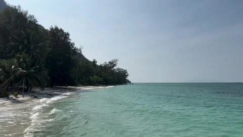 Gentle Ocean Waves Hitting White Sand Beach Video stock 342266642