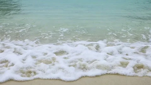 Gentle ocean waves lap on sandy beach in slow motion, serene beach backgrou.. Vídeos de archivo 333486775