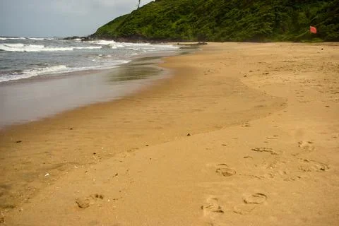 Gentle Ocean Waves Rolling Across Smooth Sandy Beach on a Peaceful Coastal Shore Fotos Stock