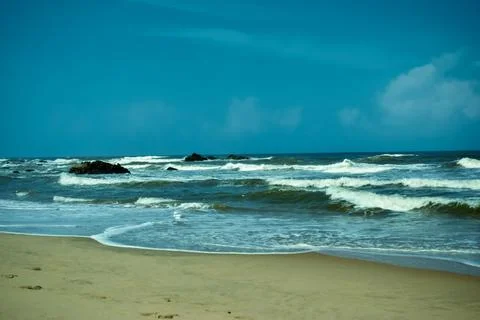 Gentle Ocean Waves Rolling Across Smooth Sandy Beach on a Peaceful Coastal Shore Fotos Stock