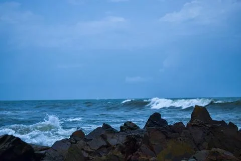 Gentle Ocean Waves Rolling Over Soft Sand on a Peaceful Beach Fotos Stock