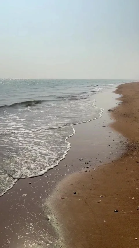 Gentle Ocean Waves Rolling Onto Sandy Beach Shoreline, Footage Vidéo 333605141