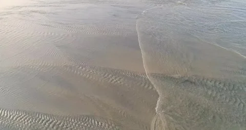 Gentle Ocean Waves On Sandy Beach] The Concept of Tranquility 库存影片 333110954