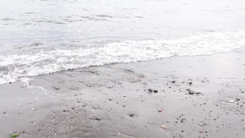 Gentle sea waves rolling onto sandy beach Vidéo 337551241